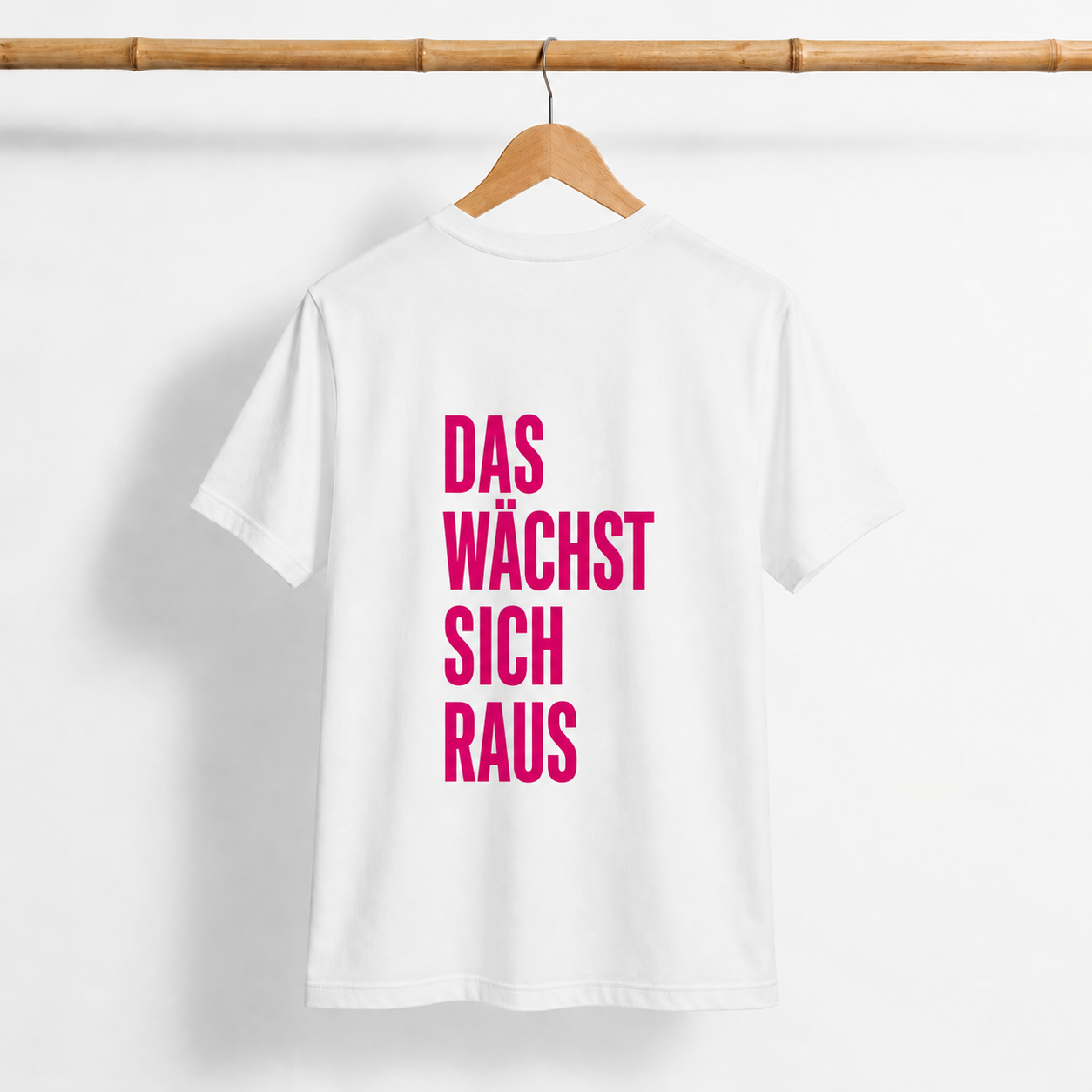 Weißes Statement T-Shirt „Das wächst sich raus“ mit magentafarbenem Rückenprint und Brustprint „TROTZDEM.“ von Mimi Schnee