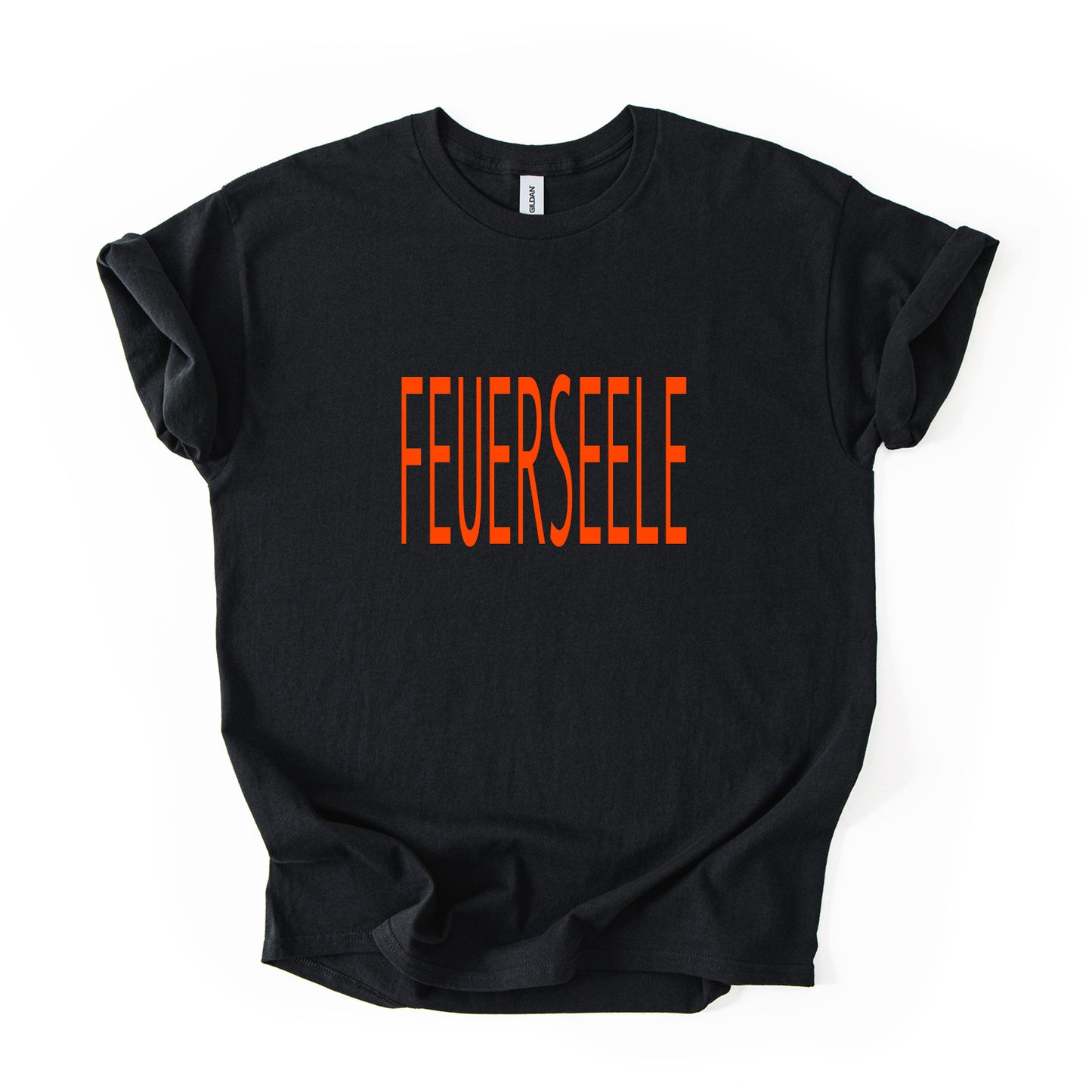 Entdecke das limitierte Mimi Schnee T-Shirt FEUERSEELE in schwarz mit orangnen Print. Oversized, bold & frech – dein Heldinnen-Statement für mehr Power & Mut.