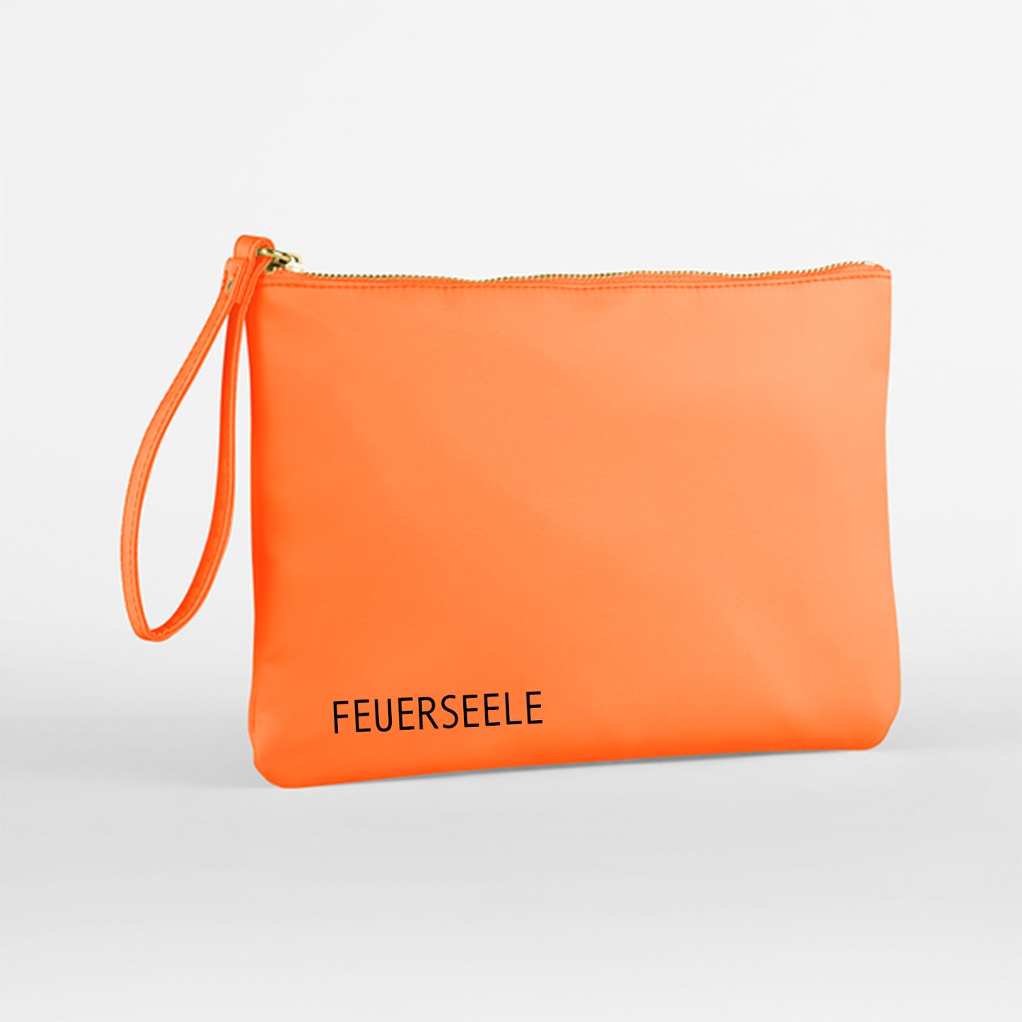 Die FEUERSEELE Wristlet Bag in Orange mit schwarzem Statementprint ist bold, praktisch & handmade. Limited Edition mit Heldinnen-Power. 🔥