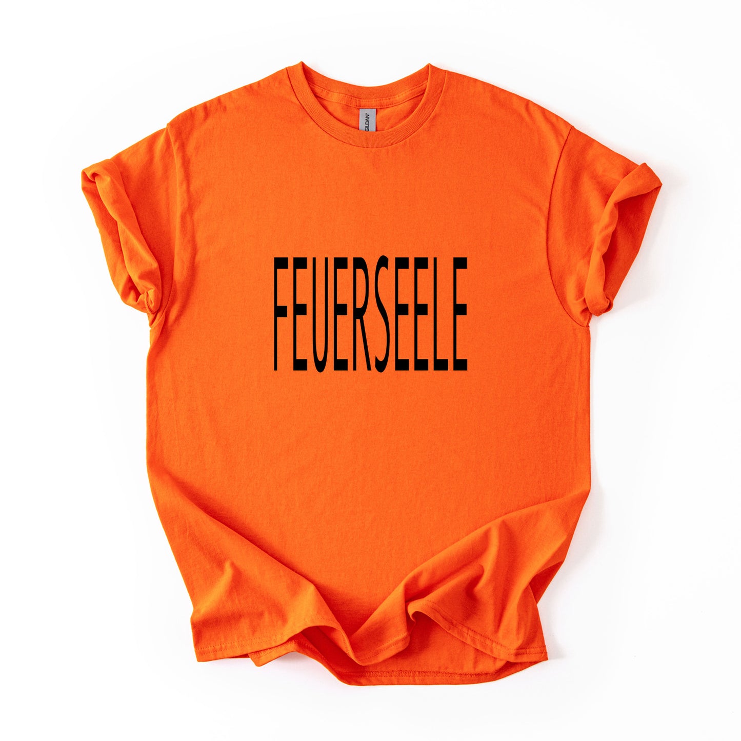 Entdecke das limitierte Mimi Schnee T-Shirt FEUERSEELE in Orange mit schwarzem Print. Oversized, bold & frech – dein Heldinnen-Statement für mehr Power & Mut.
