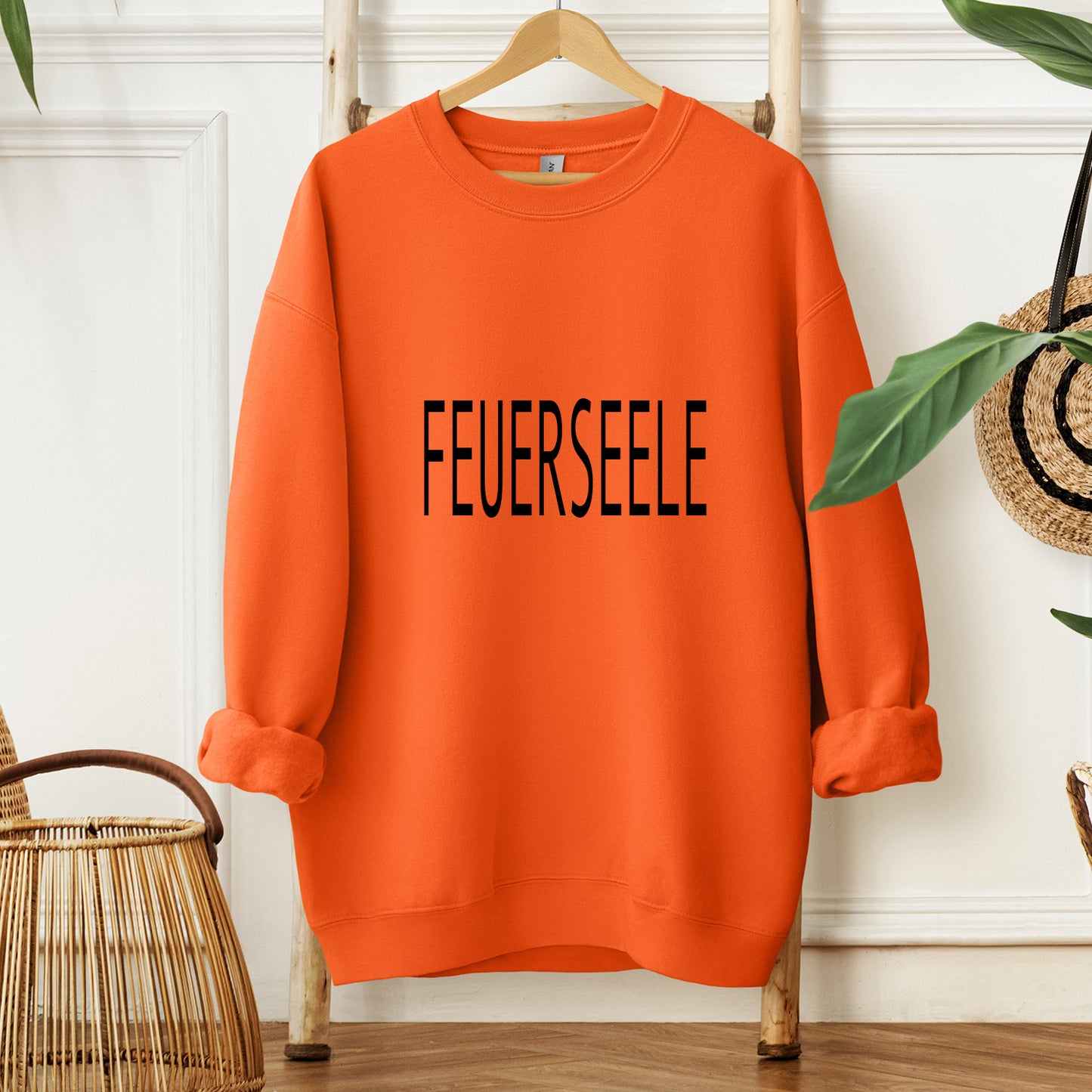 Der Oversized Sweater FEUERSEELE in Orange/Schwarz – mutig, feurig, limitiert. Ein Heldinnen-Statement für Power und Stärke.