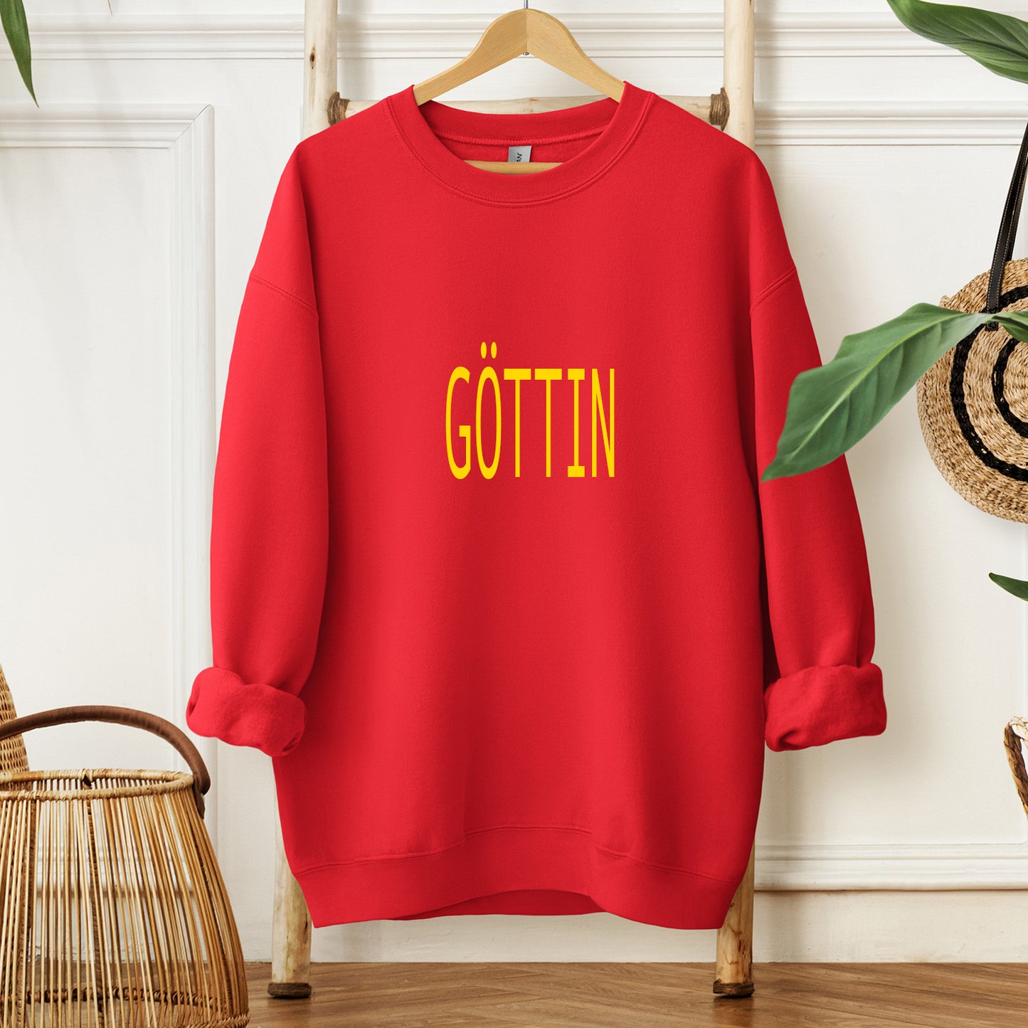 Fühle deine Power im Oversized Sweater GÖTTIN. Rot mit goldenem Statement-Print – bold, limitiert & einzigartig. Heldinnen-Mode von Mimi Schnee.