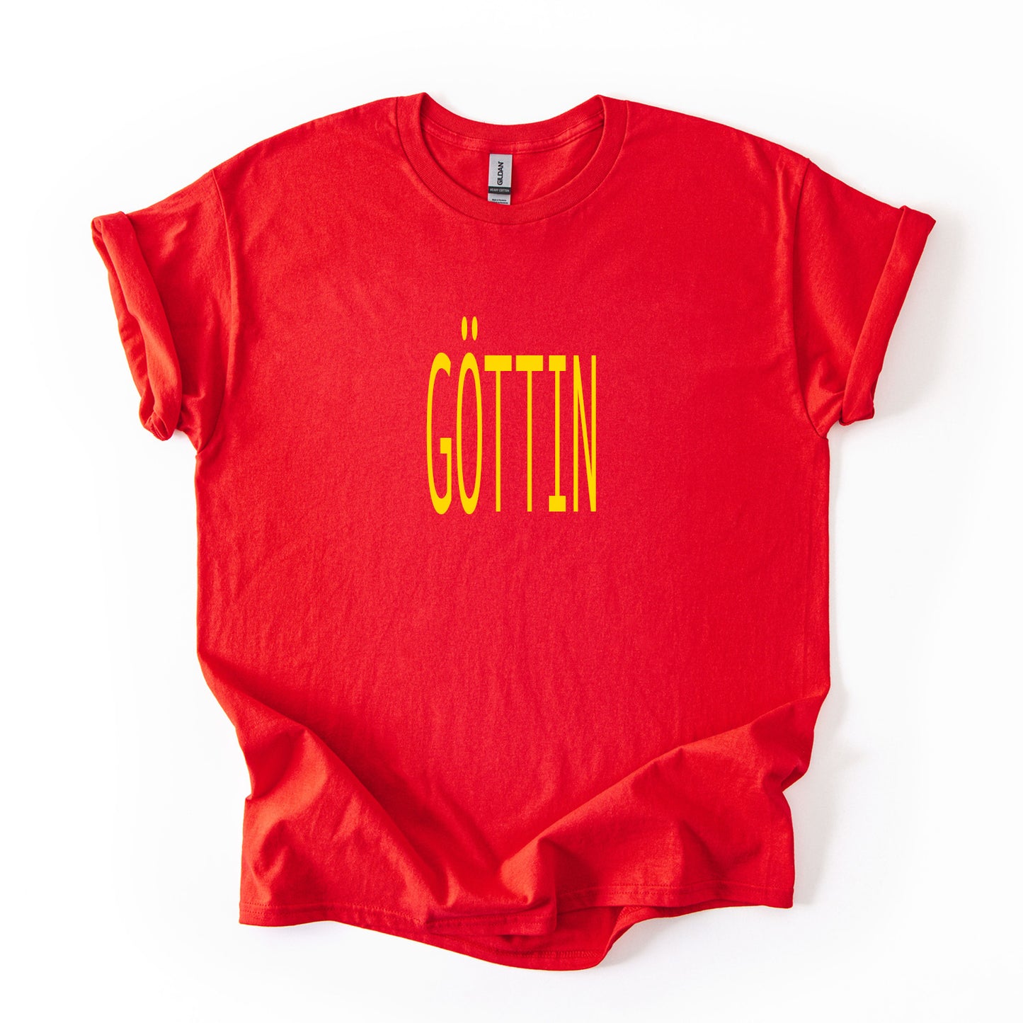 Das T-Shirt GÖTTIN in Rot mit goldenem Print – Oversize, bold & limitiert. Dein Powerpiece von Mimi Schnee für einen starken Auftritt. Jetzt sichern!
