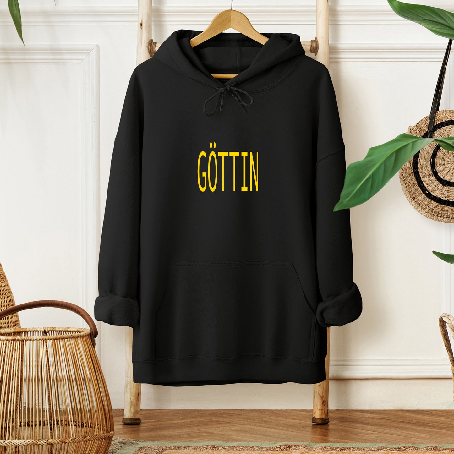 Fühle deine Power im Oversized Hoodie GÖTTIN in Schwarz mit goldenem Print. Bold, limitiert & stark – dein Heldinnen-Piece von Mimi Schnee.