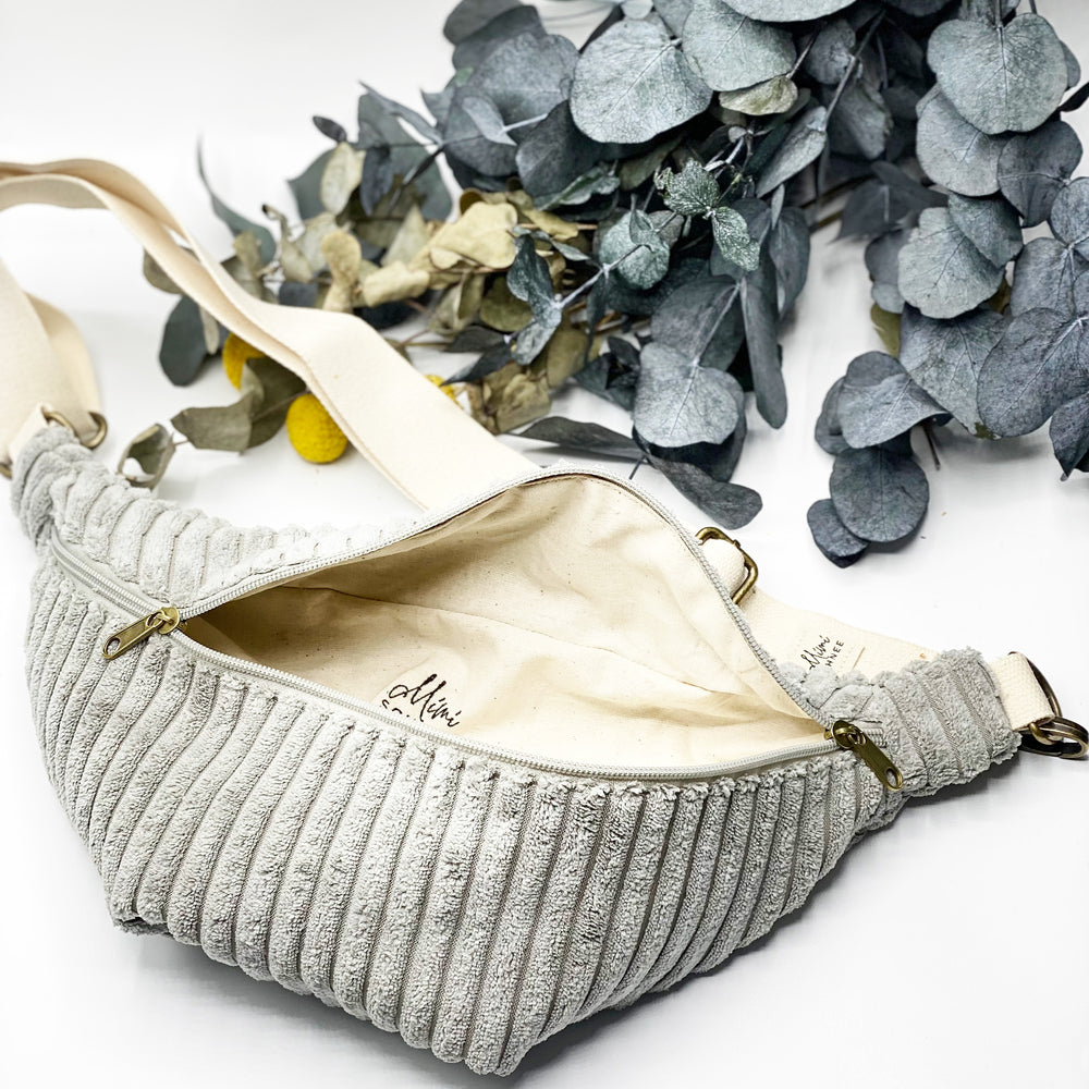 
                  
                    Cord is back! Stylische Bauchtasche mit verstellbarem Gurt, Retro-Vibes & secret Zip-Pocket. Handmade in Germany – ready for your next move.
                  
                