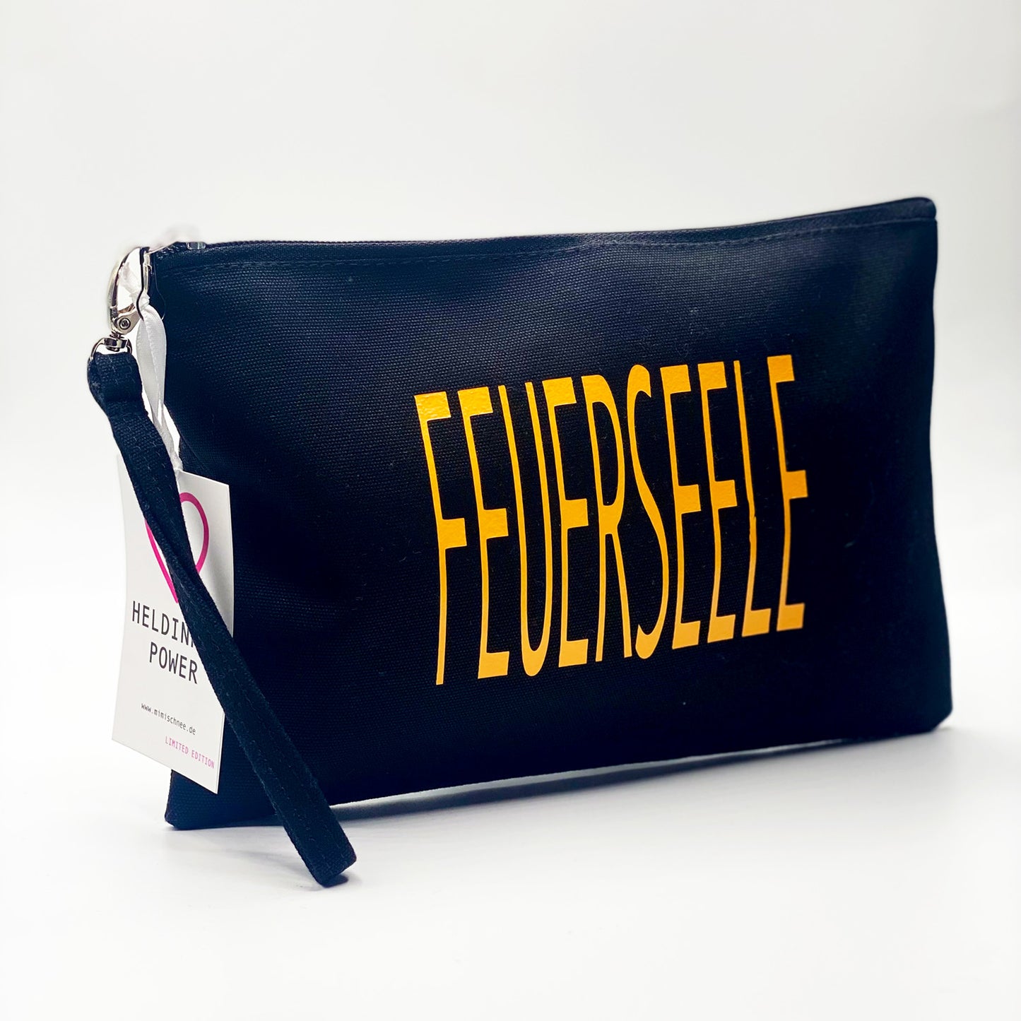 Canvas Wristlet FEUERSEELE – Schwarz/Orange. Bold & feurig, das kleine Statement für unterwegs. Limited Edition Mimi Schnee.
