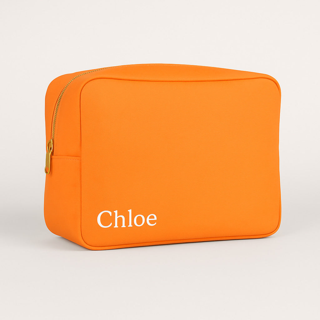 Personalisierbare Kulturtasche in 5 Farben und 2 Größen. Mit deinem Wunschnamen – als Selfcare-Bag, Reiseetui oder Geschenk. Nachhaltig & einzigartig.