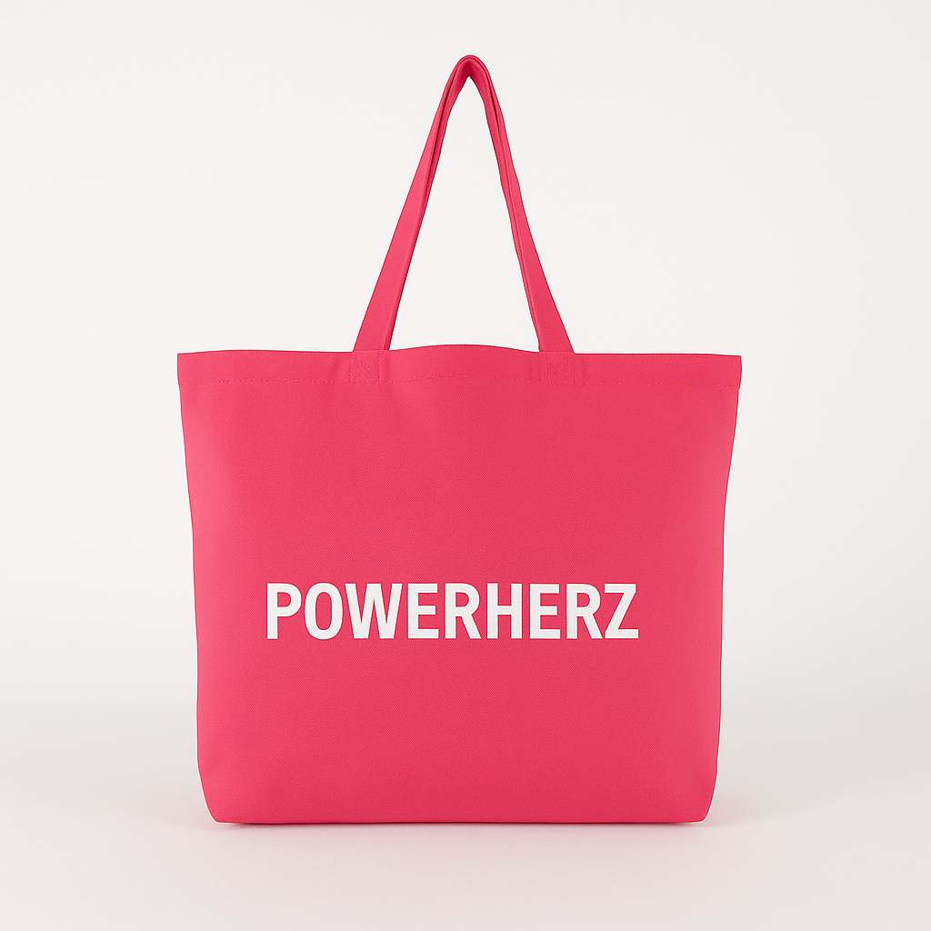 Trag dein Statement: Powerbag STÄRKE & MUT mit Heldinnen-Print. Wähle dein Powerwort, deine Farbe – und zeig der Welt, was in dir steckt. 💥