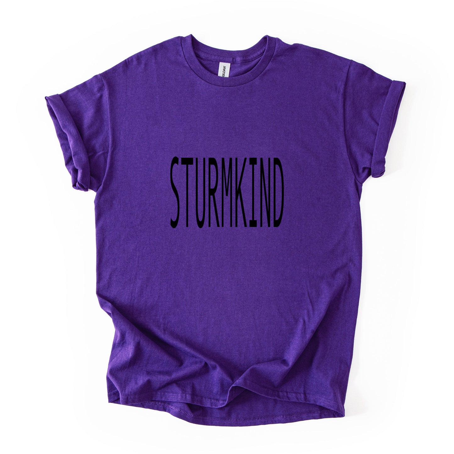 Das STURMKIND Oversized T-Shirt in Lila mit schwarzem Print – stark, rebellisch, limitiert. Mimi Schnee Limited Edition für mutige Heldinnen.