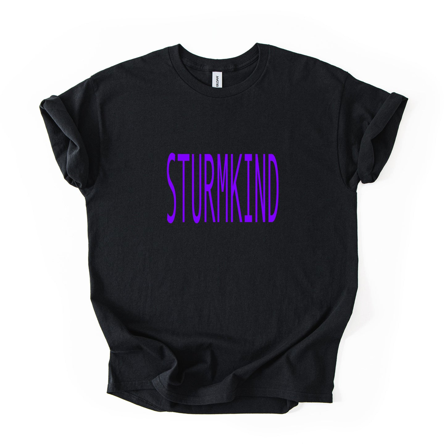 Das STURMKIND Oversized T-Shirt in schwarz mit lila Print – stark, rebellisch, limitiert. Mimi Schnee Limited Edition für mutige Heldinnen.