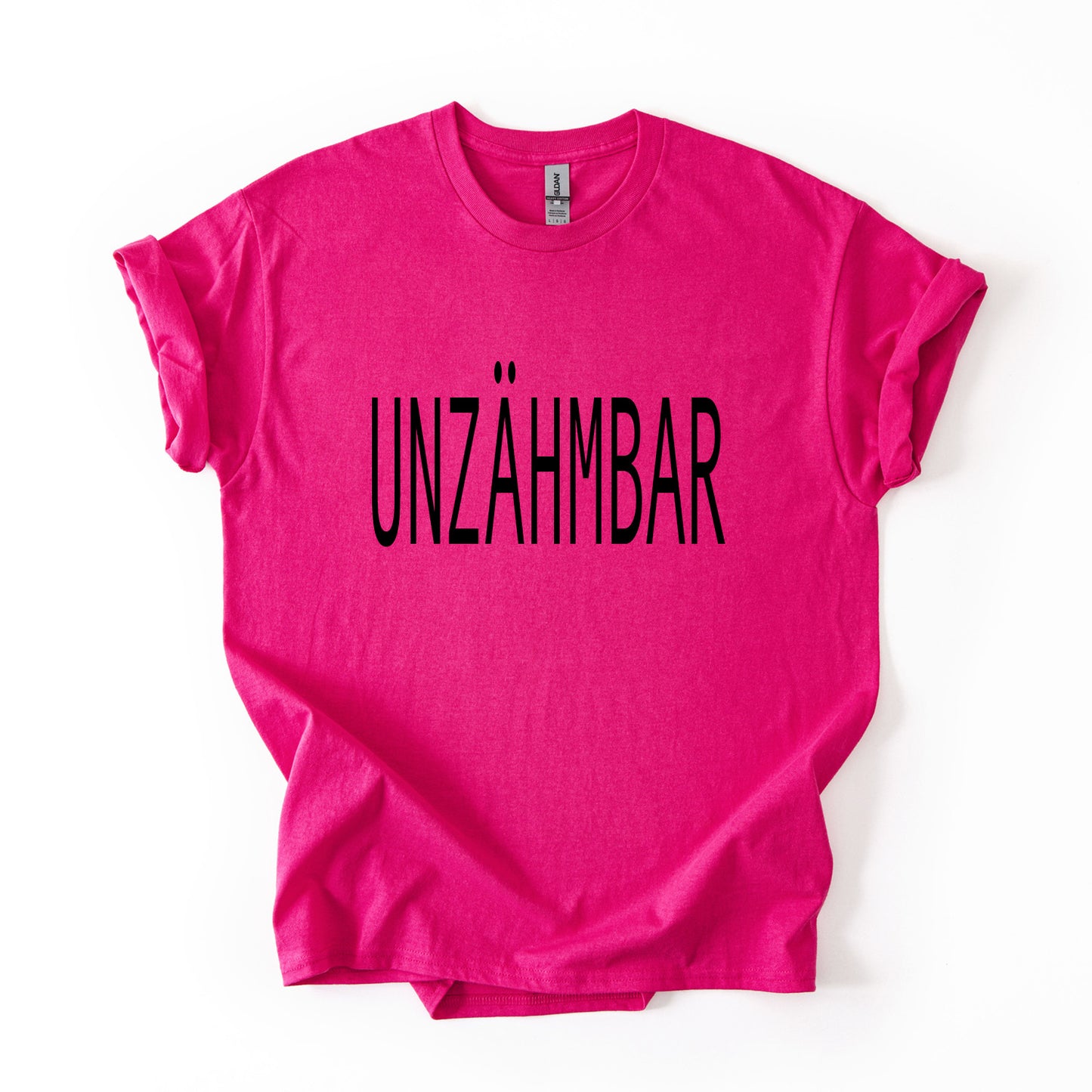 UNZÄHMBAR & wild: Pinkes Bio-T-Shirt mit schwarzem Print. Limited Drop – Statementwear für Heldinnen, die nicht zu bremsen sind.