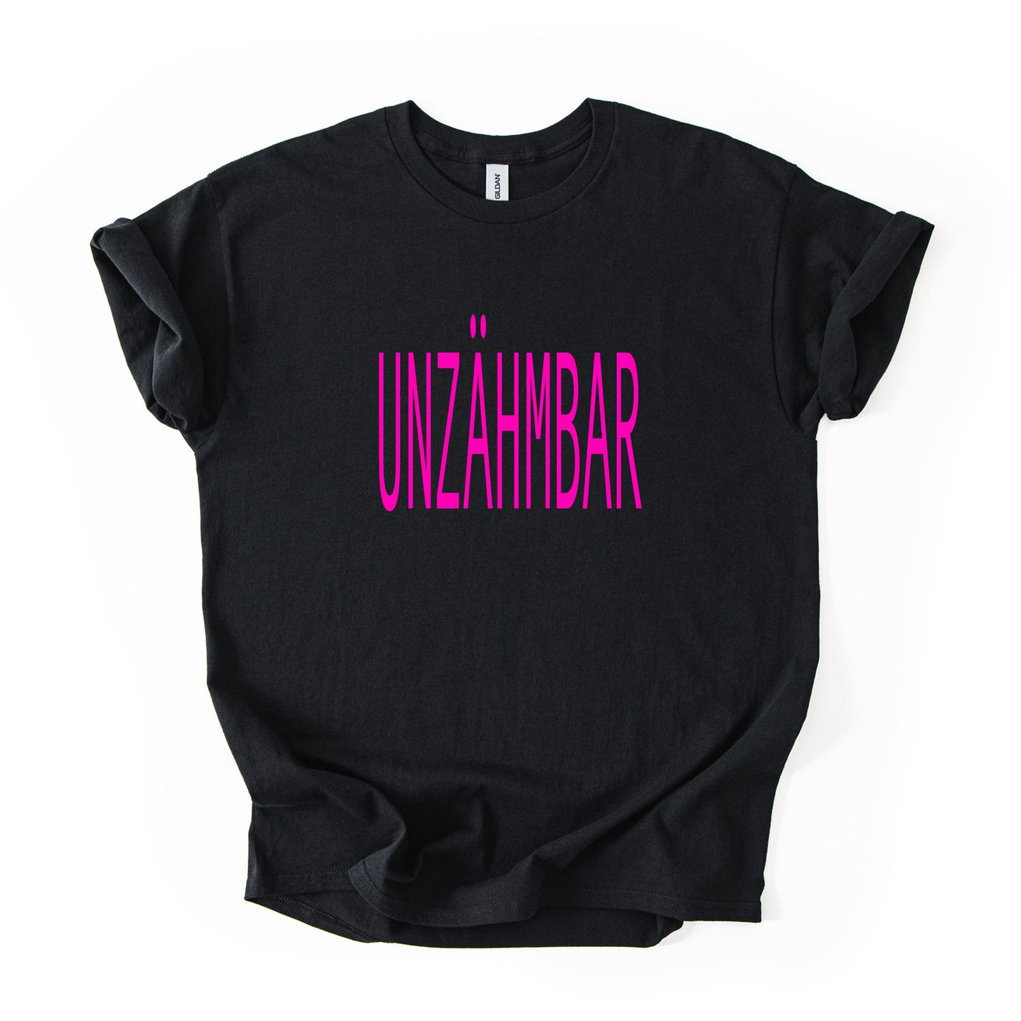 UNZÄHMBAR & wild:  schwarzes Bio-T-Shirt mit pinken Print. Limited Drop – Statementwear für Heldinnen, die nicht zu bremsen sind.