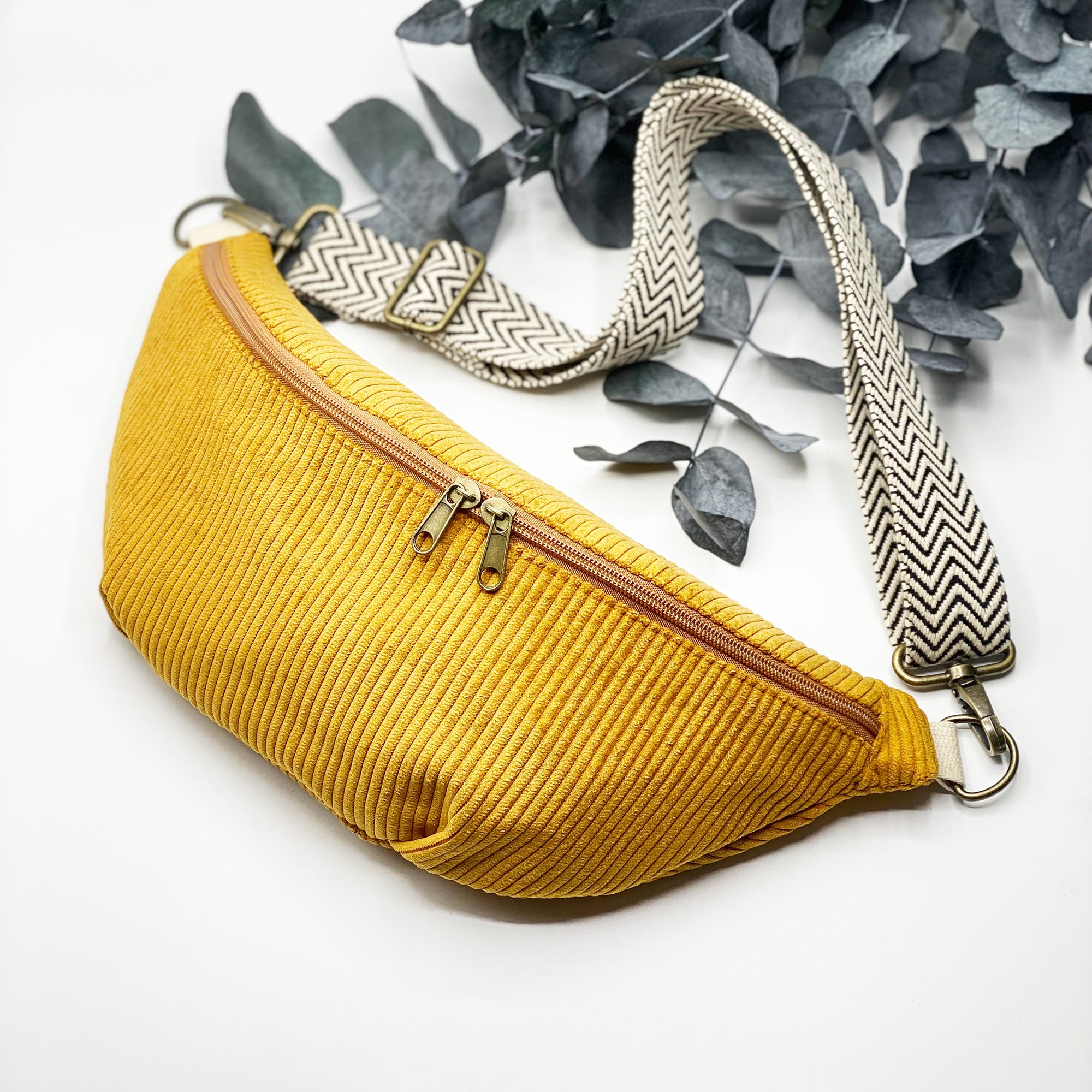 Sunny Rebellin – die Statement-Hipbag für mutige Frauen. Curry-gelbe Cordtasche mit Power-Botschaft & Affirmationskarte. Handmade & einzigartig.