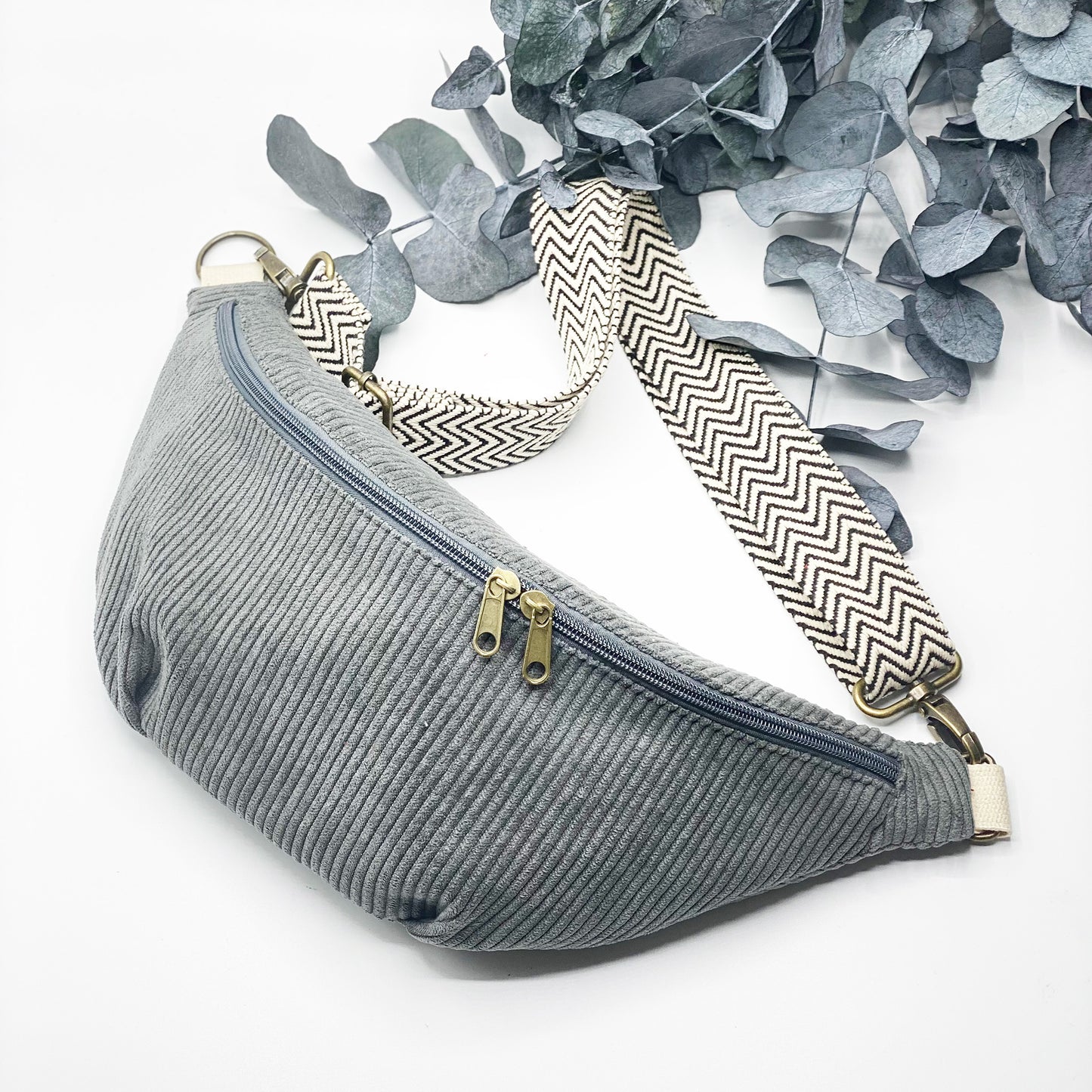 Grenzen Queen – dunkelgraue Cordtasche mit klarer Haltung. Statement-Hipbag für Frauen, die sich selbst priorisieren. Mit Affirmationskarte.