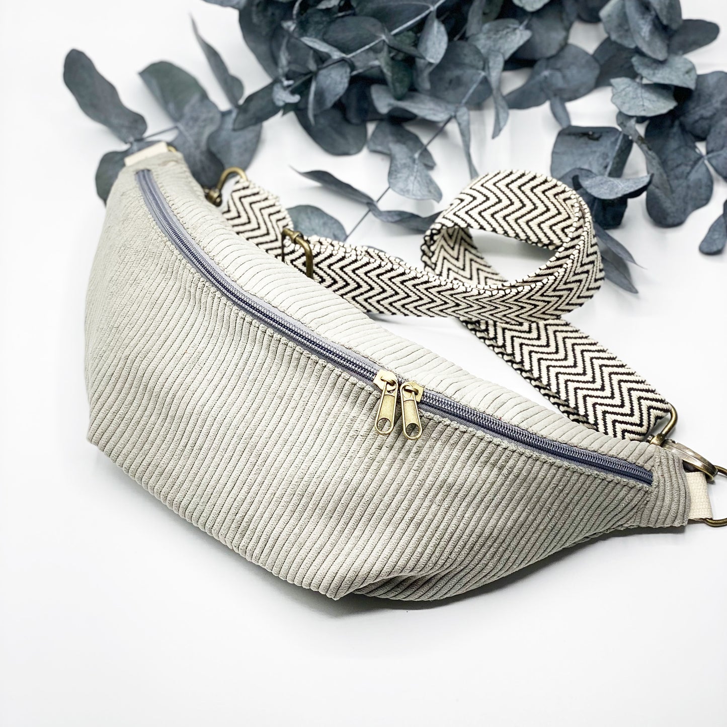 Klarwärts – hellgraue Cordtasche mit Haltung & Mut zur Klarheit. Statement-Hipbag für Frauen, die bewusst wählen. Mit Affirmationskarte.