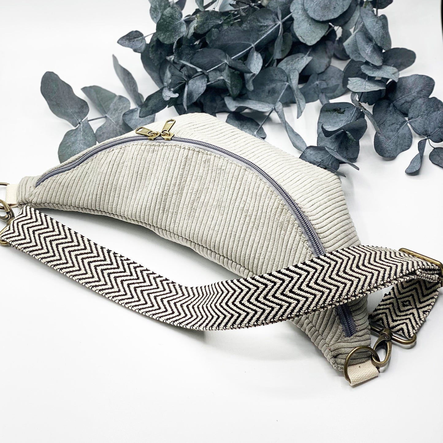Cordi Babe – Bauchtasche aus Cord HELLGRAU, handmade & nachhaltig