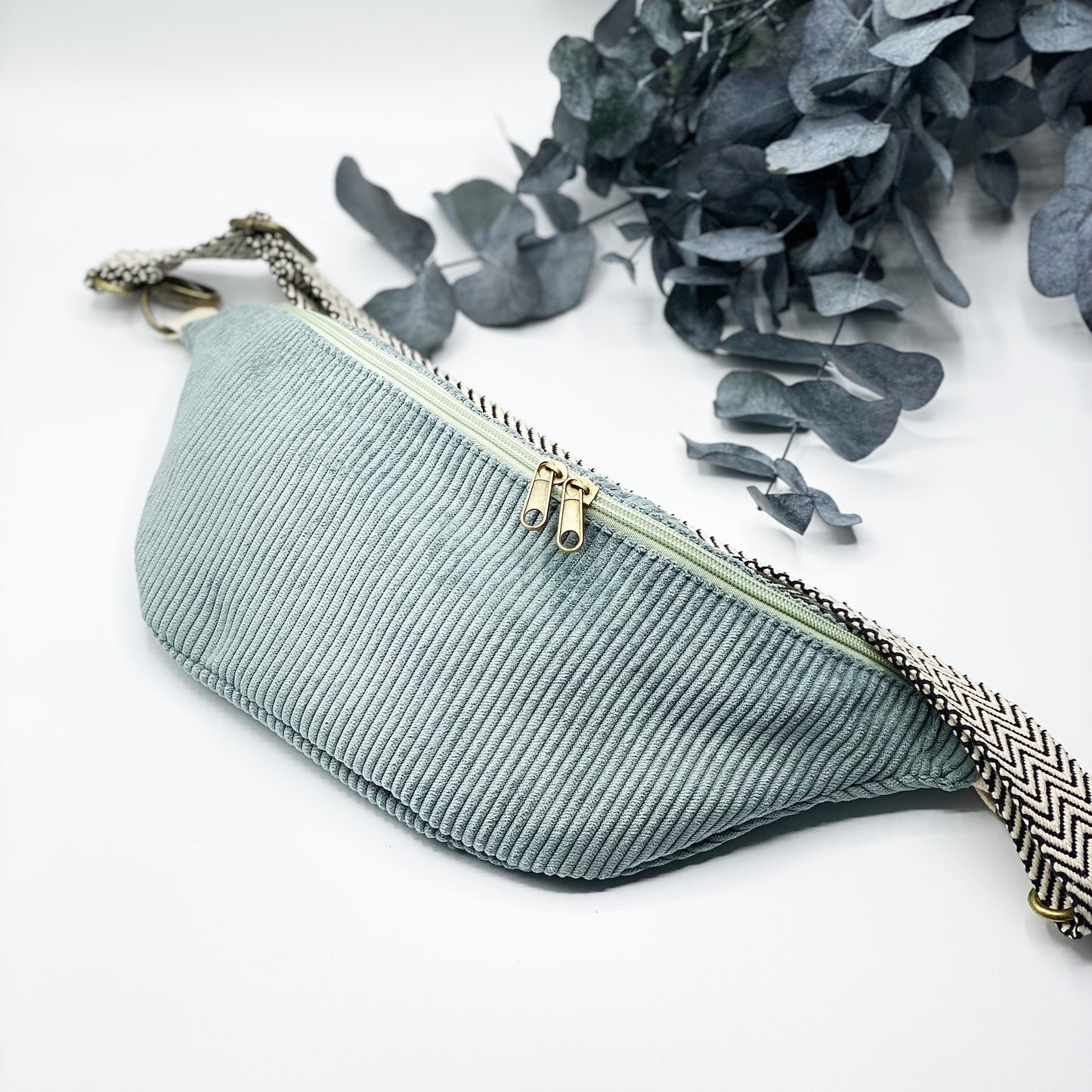 Neuanfang – jadegrüne Cordtasche mit Selbstermutigung. Statement-Hipbag für Frauen im Wandel. Mit Affirmationskarte & Mimi-Schnee-Mut.