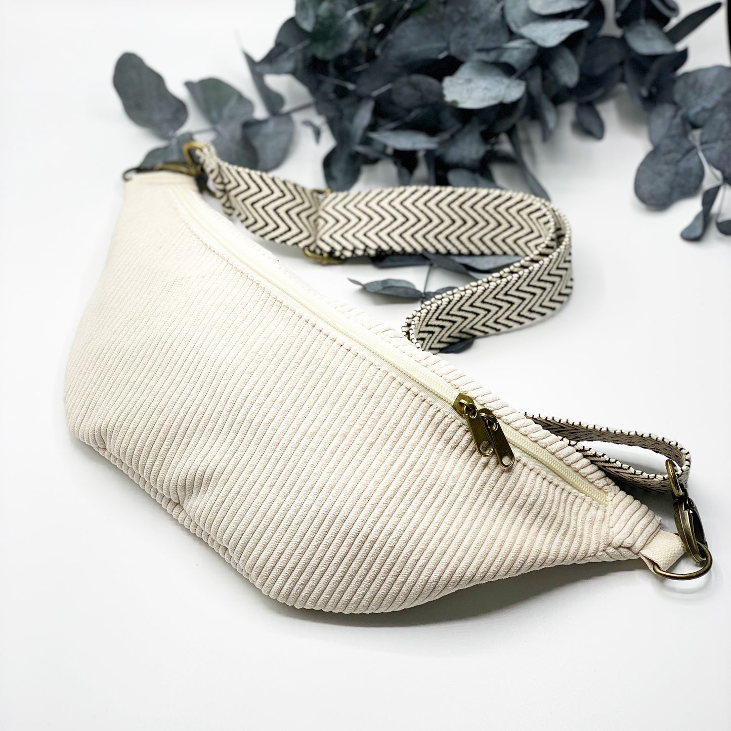Wilde Sanftheit – naturweiße Cordtasche für sensible Heldinnen mit Kraft. Statement-Hipbag inkl. Affirmation. Handmade, weich & stark zugleich.