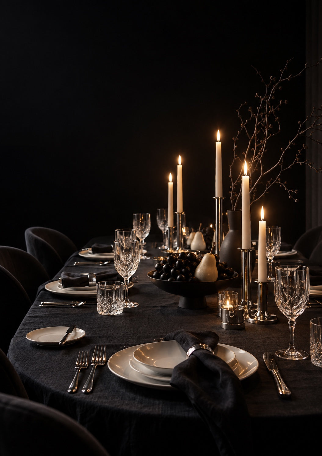 The Midnight Table – eleganter Halloween-Abend in Schwarz und Kerzenlicht