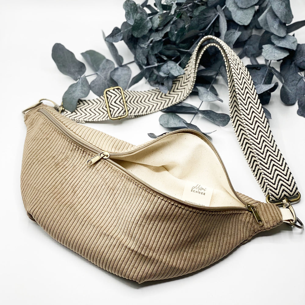 
                  
                    Cordi Babe – Bauchtasche aus Cord TOFFEEBRAUN, handmade & nachhaltig
                  
                