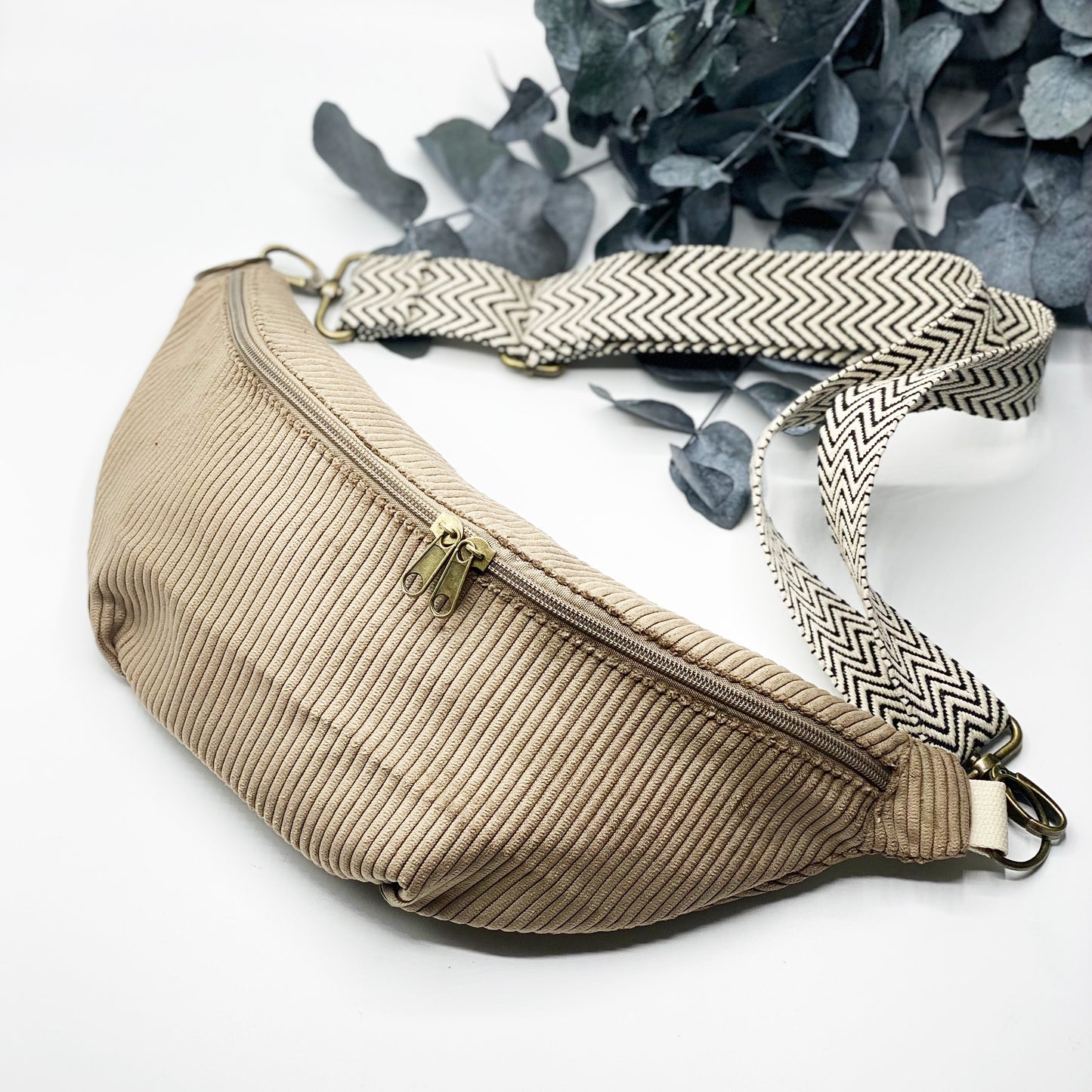 Chocolate Boss – toffeebraune Cordtasche für stilbewusste Heldinnen. Statement-Hipbag inkl. Affirmation. Handmade. Gönn dir.