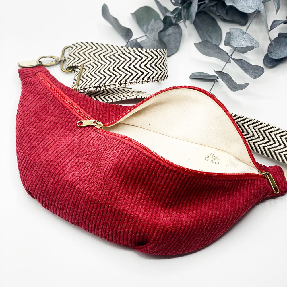 
                  
                    Cordi Babe – Bauchtasche aus Cord WEINROT, handmade & nachhaltig
                  
                